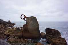 Go on a walk along the coast to discover sculptures by the famous Basque artist Eduardo Chillida